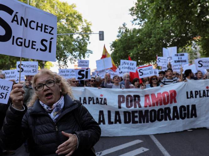Duizenden Spanjaarden komen op straat voor aanblijven premier Sánchez