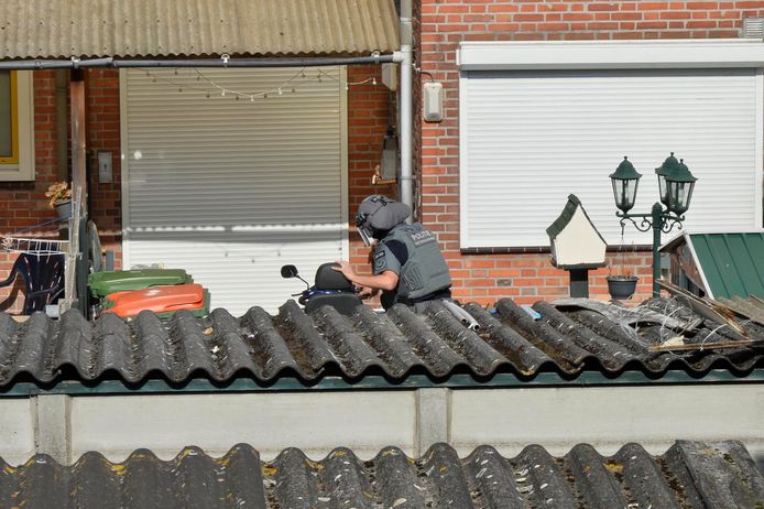 Arrestatieteam valt Bredaas huis binnen. Het vermoeden was dat daar een man met mogelijk een vuurwapen verstopt zat.
