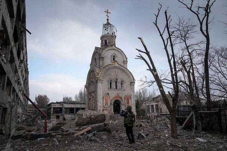 Een beschadigde kerk in Marioepol. Ook in onder meer Kharkiv, Tsjernihiv en Kyiv is melding gemaakt van oorlogsschade aan cultureel erfgoed. Beeld AP