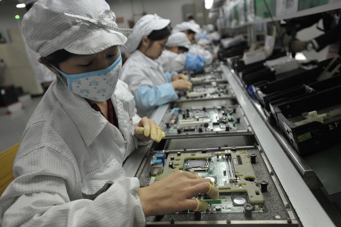 Werknemers in de Foxconn fabriek in Shenzen, één van de grote Chinese fabrieken die iPhones produceren.