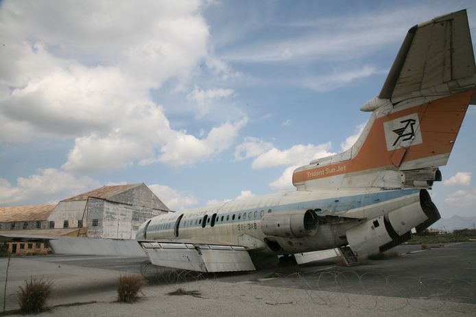 Een Trident Sun Jet staat al decennialang te verkommeren tussen de hangars en het terminalgebouw.