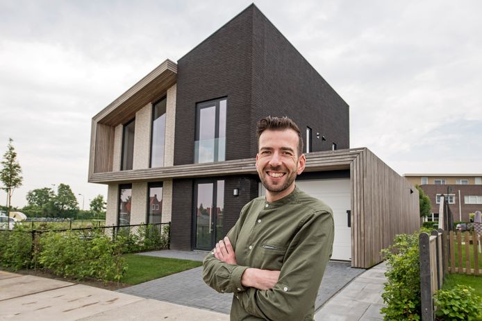 Architect Paul van den Berge bij de bijzondere woning in Sint-Annaland.