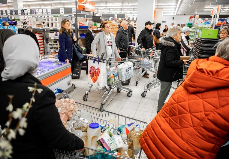 Verheij erkent: ‘Ik was een paar dagen eerder dan de meeste hamsteraars. Ik dacht: ik moet mezelf en m’n gezin veiligstellen voor als de storm komt. Ik zat in een soort overlevingsmodus. The survival of the fittest.’ Beeld ANP