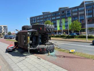 Trekker kantelt na botsing in Terneuzen