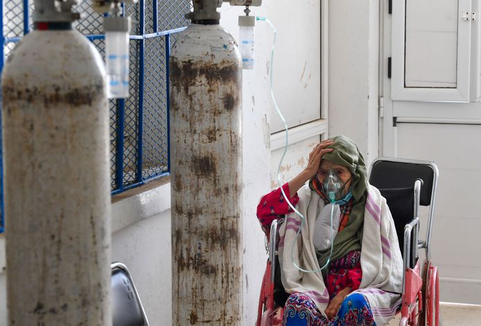Een coronapatiënte krijgt zuurstof in een ziekenhuis in Kairouan.