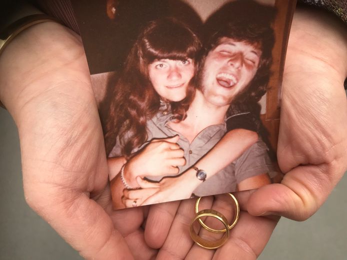 De dochter van Theo van den Oetelaar bewaart een jeugdfoto van hem en haar overleden moeder, samen met hun trouwringen.