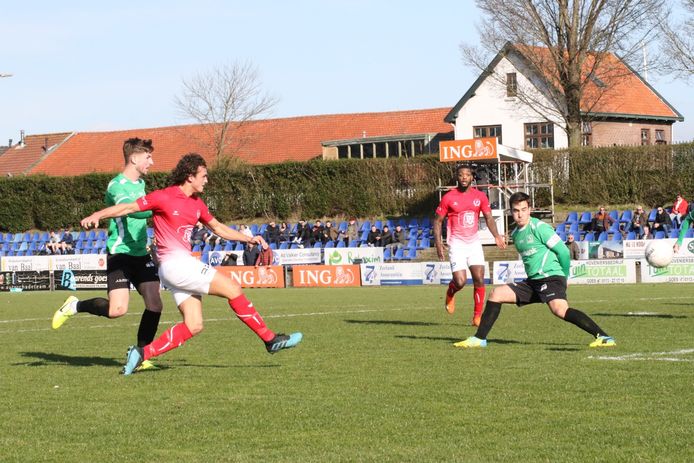 Sylvio Hage schiet Goes op 1-0 tegen DOVO.