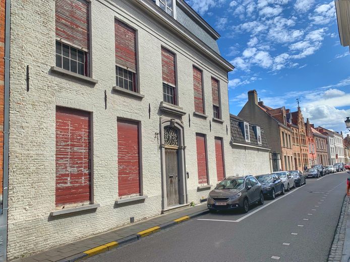 Het Hof Sebrechts, langs de Beenhouwerstraat in Brugge, is eindelijk verkocht.