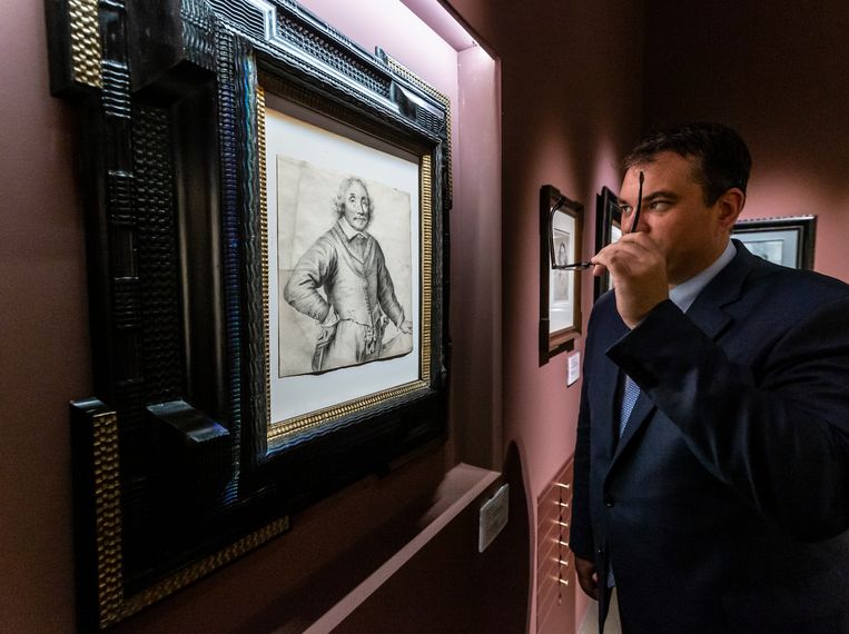 Art dealer Christopher Bishop from New York with his accidentally acquired portrait of Admiral Trump, designed by Jan Lievens.  Statue of Roger Dohmen