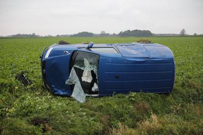 Auto belandt in weiland in Wouw, bestuurder stapt zelf uit voertuig
