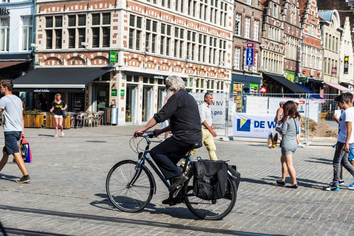 Archiefbeeld van een fietser zonder helm in Gent.