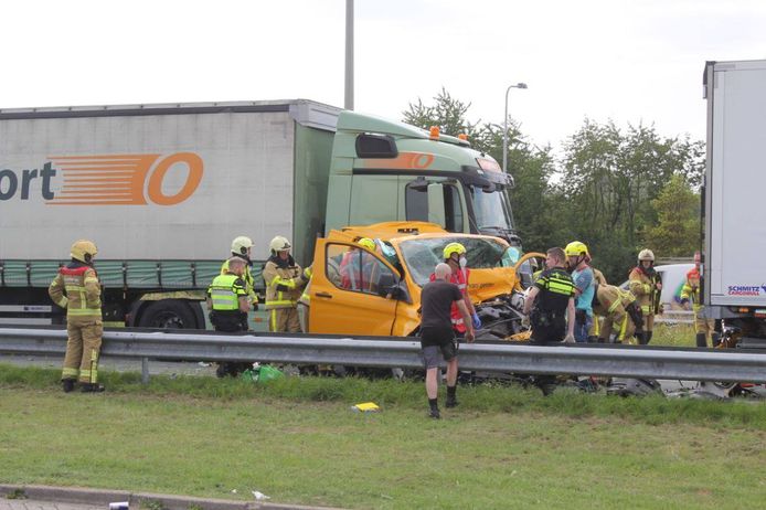 Bij een ongeval op de A50 ter hoogte van tankstation De Somp in Klarenbeek raakte vrijdagmiddag een persoon ernstig gewond.