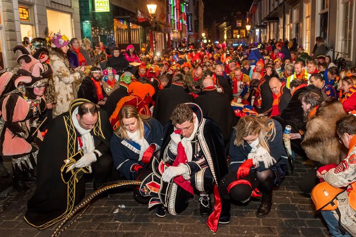 Carnavalsritueel in Breda, carnavalsdinsdag afgelopen februari. Bij het einde van carnaval vloeien dinsdagavond altijd veel tranen.