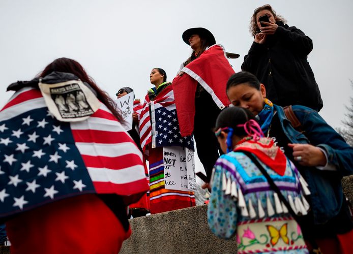 Voorafgaand aan de confrontatie met de blanke jongeren uit Kentucky luisteren de deelnemers aan de Mars van de Inheemse Volkeren bij het Lincoln Memorial nog vol aandacht naar een van de sprekers.