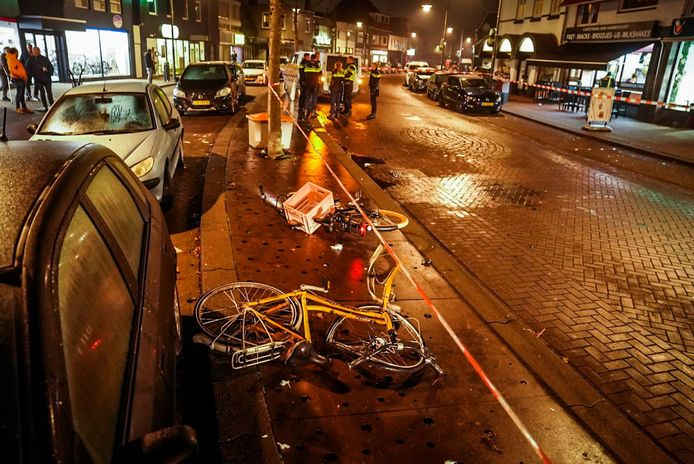 Busje rijdt drie fietssters aan in Helmond op de Mierloseweg.