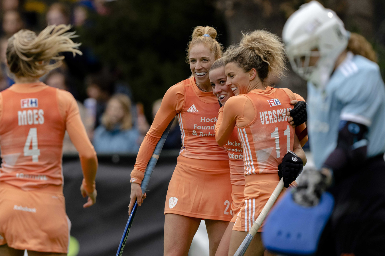 Margo van Geffen (links) feliciteert Joosje Burg.