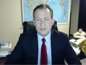 Prof blikt terug op hilarische 'videobombing' van zijn kindjes op BBC: "We waren twee weken beroemdste gezin op aarde"