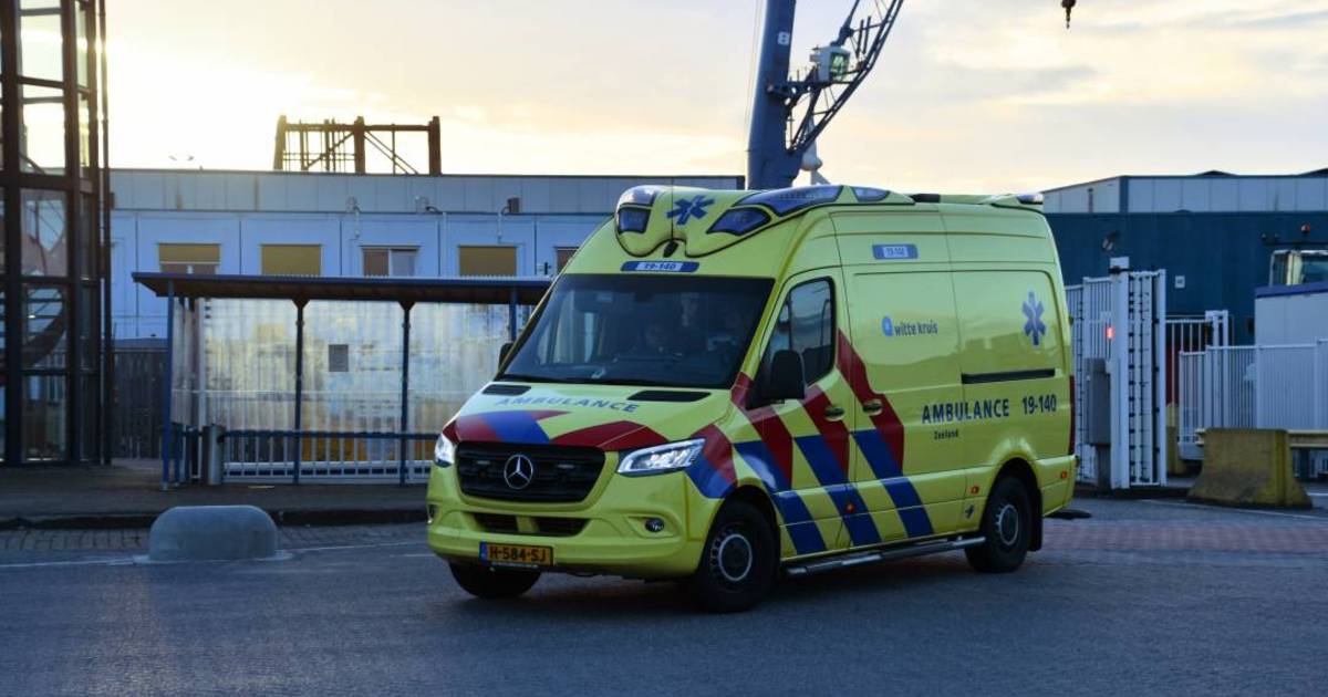 Medewerker maakt lelijke val, traumahelikopter landt op bedrijventerrein in Nieuwdorp