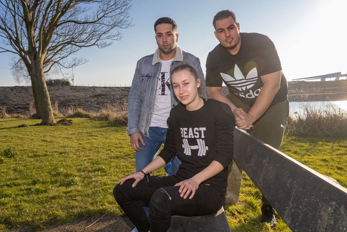 Hassan, Cora en Hafid. De twee mannen werden na een proefles in een sportschool in Waddinxveen geweigerd als lid.