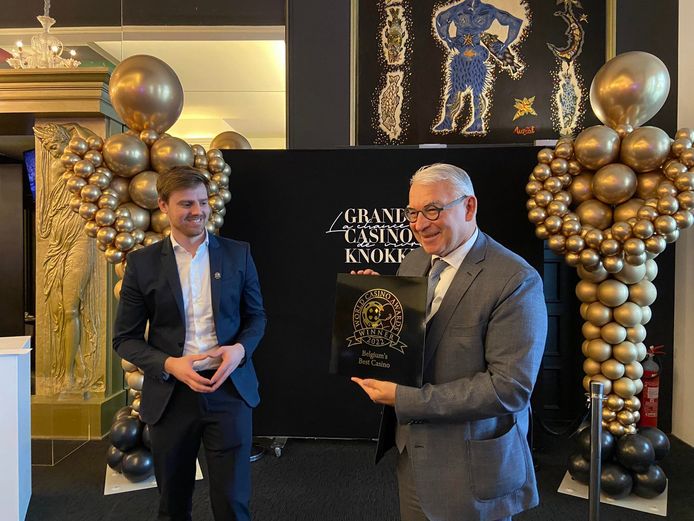Directeur Thomas Van Cromphout en burgemeester Piet De Groote met de award