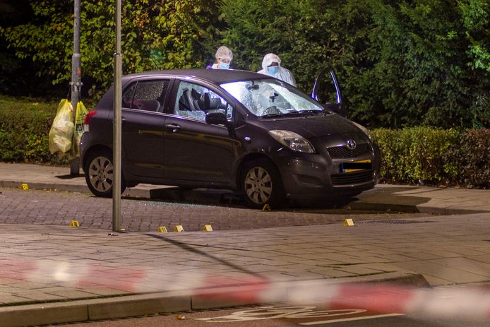 De auto van het slachtoffer is doorzeefd met kogels.