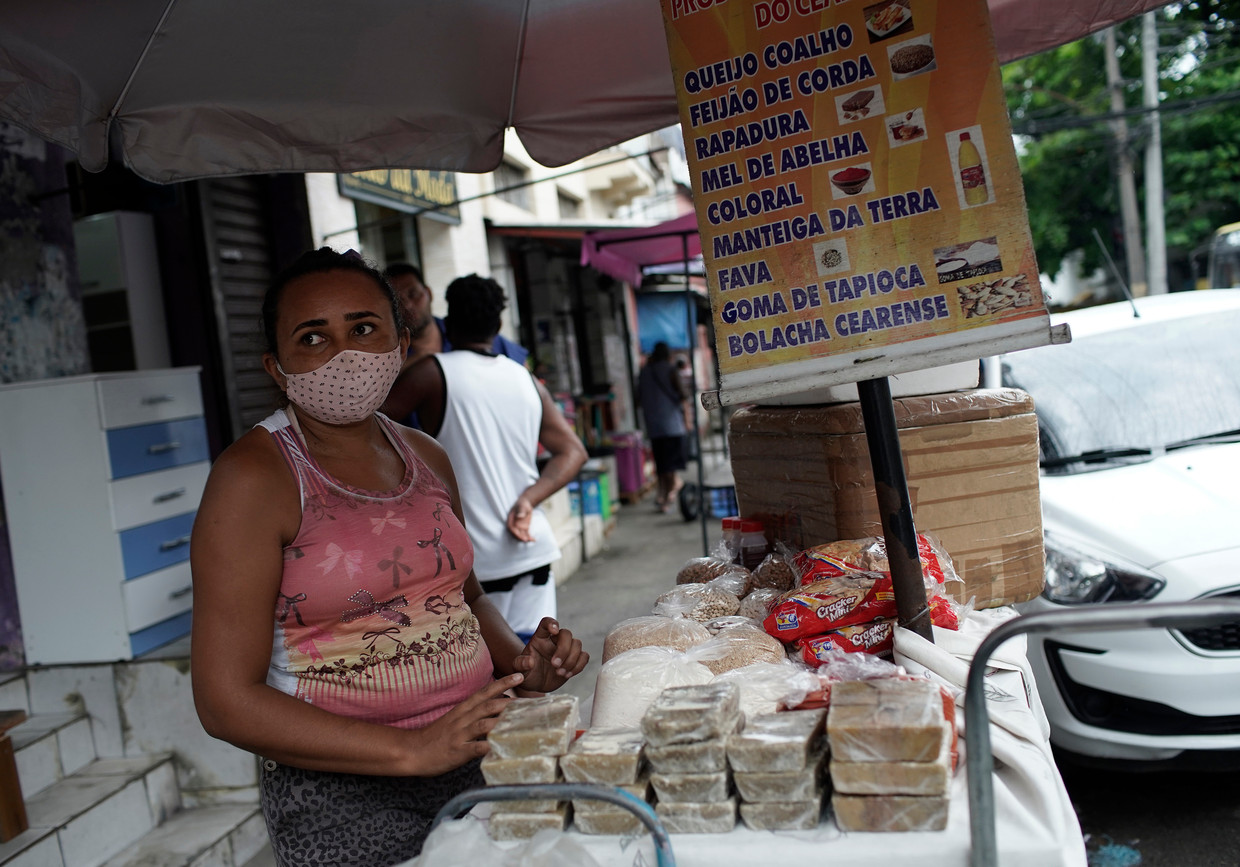 Kaas, bonen en snoep te koop in een straatstalletje in Rio. Het is nu eenmaal geen stad voor fijnproevers.  Beeld AP