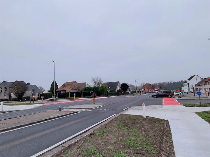 De aansluitingen voor de galgverlichtingen liggen al klaar.