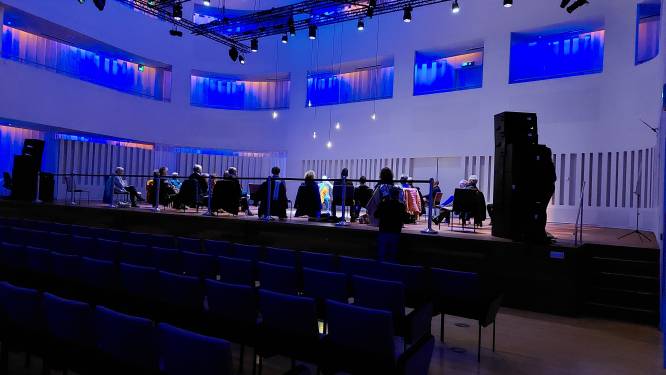 Alle emoties worden gekneed bij muzikale massage op het podium van Concertzaal Tilburg