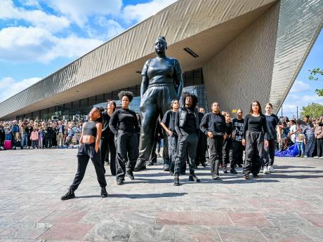 Tranen en gejuich: veelbesproken standbeeld van zwarte vrouw staat met beide voeten op de grond  