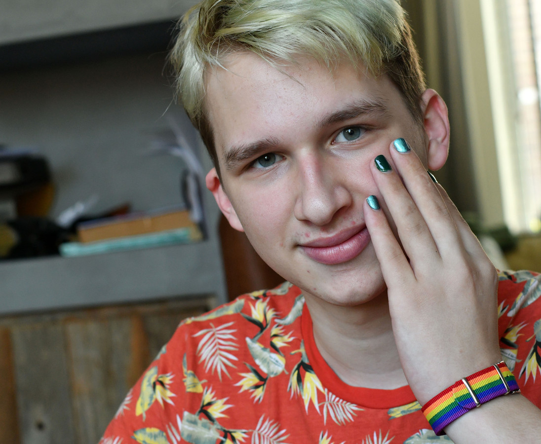 Lars uit Glanerbrug mocht niet met gelakte nagels achter de kassa bij de Jumbo zitten.
