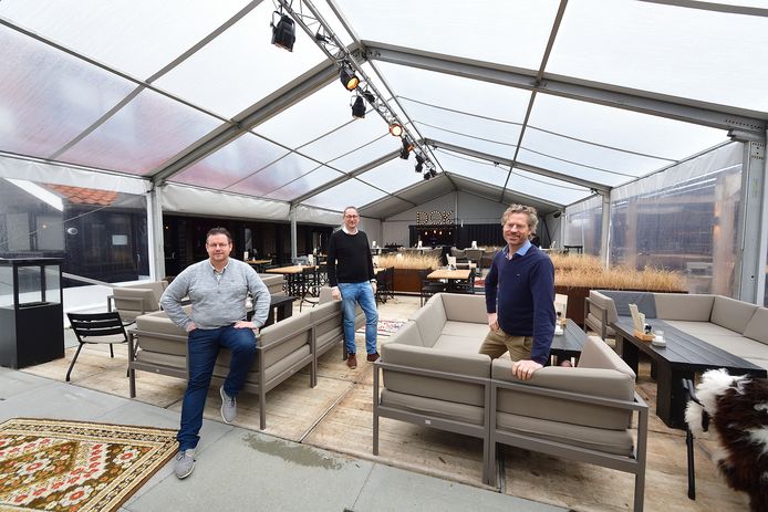 Johan Bosters, Ronald van der Sandt en Ewout van den Berg van DOK in Steenbergen hebben reden tot lachen: de feesttent mag toch blijven staan als er spoorslags een vergunning wordt aangevraagd.