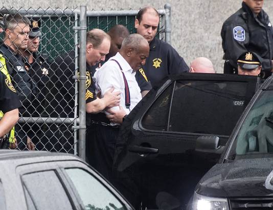 Bill Cosby wordt afgevoerd na de uitspraak van de rechter in Pennsylvania.