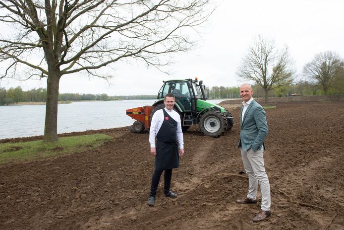 Thermen Bussloo bouwt een groentetuin langs de recreatieplas. Boer Albert Wassink is druk bezig met inzaaien. Kok Heine Ruitenbeek en general manager Jeroen van der Veen kijken tevreden toe.