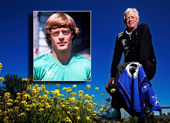 Johnny Rep met het shirt van Bastia in zijn handen. Inzet: als speler van Saint-Etienne.