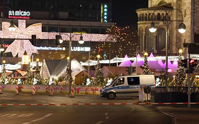 De kerstmarkt werd gisteravond meteen ontruimd omdat de politie niets aan het toeval wilde overlaten. dezelfde markt was drie jaar geleden het doelwit van een terrorist die met een gestolen vrachtwagen op bezoekers inreed. Daarbij vielen twaalf doden.