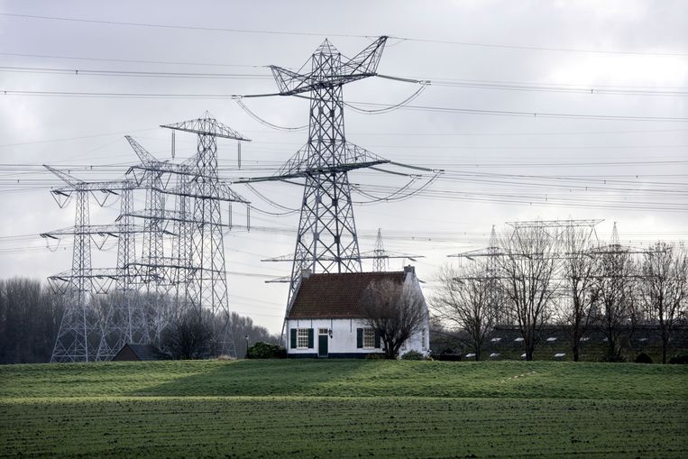 De straling van bovengrondse hoogspanningskabels reikt veel verder dan die van ondergrondse. Beeld Hollandse Hoogte / Joyce van Belkom