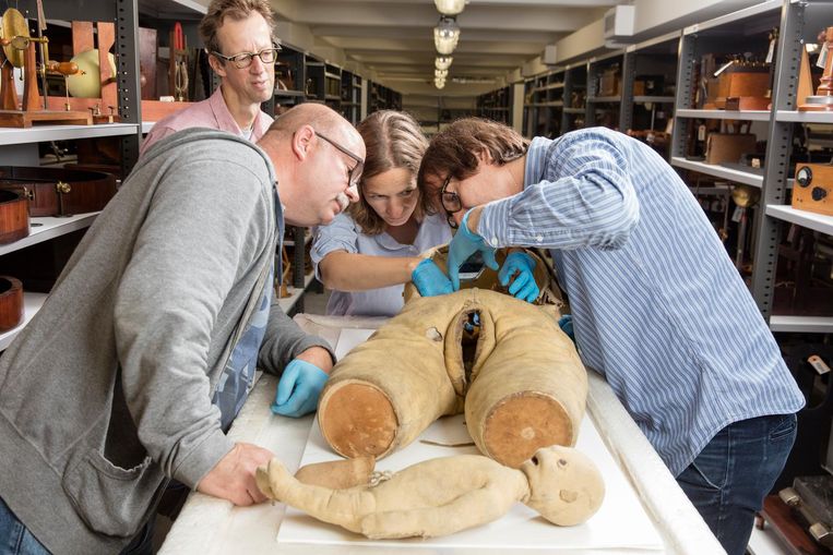 Conservatoren van museum Boerhaave onderzoeken de bevalvrouw en babypop. Beeld Hielco Kuipers