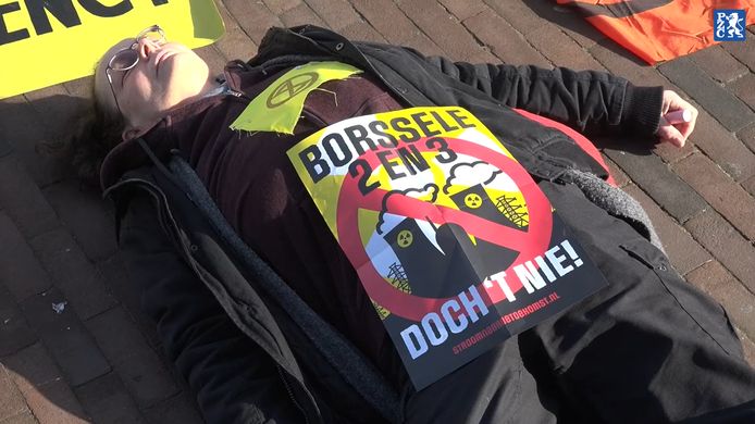 Activisten Extinction Rebellion liggen 'dood' in Middelburg