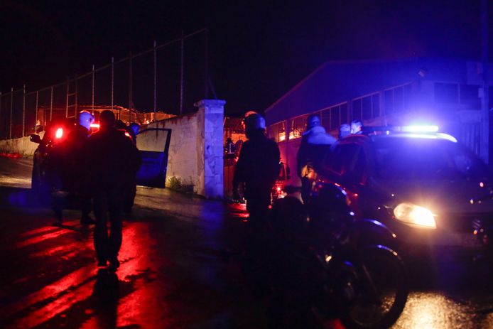 Politie bij het in brand staande gebouw van 'One Happy Family' op Lesbos.