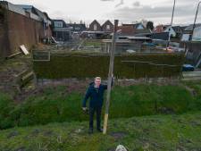 Gert (59) uit IJsselmuiden krijgt metershoge geluidsmuur in tuin: ‘Het wordt één grote bak’