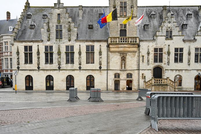 Op de Grote Markt staan al nadarhekken klaar om vrijdag een afgebakende zone te maken voor de wachtenden.