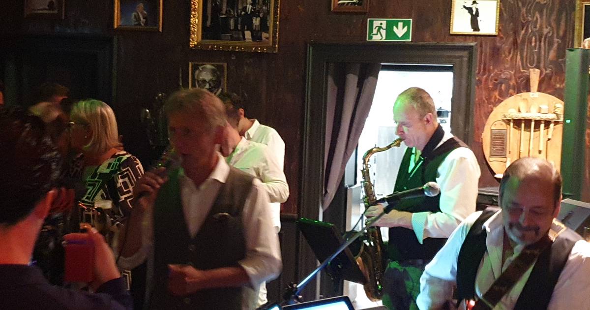 Helmut Lotti duikt plots op bij opening café De Vrijheid “We waren