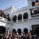 Betogers bestormen kantoor van premier in Sri Lanka na vlucht president