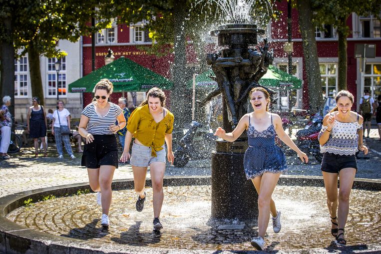 Verkoeling zoeken in de fontein. Beeld ANP