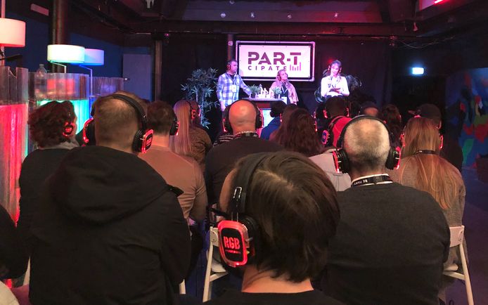 Zo'n 35 bezoekers van festivals spraken op uitnodiging van festivalorganisatie Par-T in de Eindhovense RGB Bar 040 mee over zaken als communicatie en marketing.