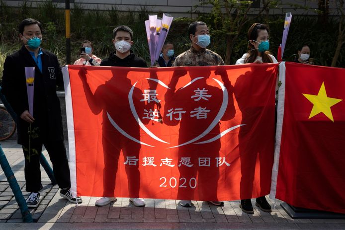 Eerbetoon aan de slachtoffers van de coronacrisis tijdens de herdenking in Wuhan