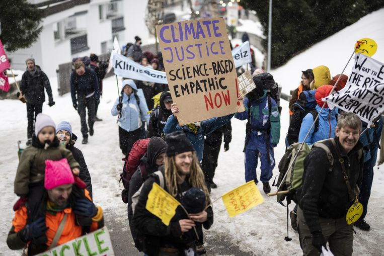 Een betoging voor meer klimaatrechtvaardigheid in Davos. Hopelijk wordt de conclusie op het Wereld Economisch Forum niet dat iedereen moet bijdragen aan de klimaatstrijd, betoogt Peter Verbiest.  Beeld ANP / EPA