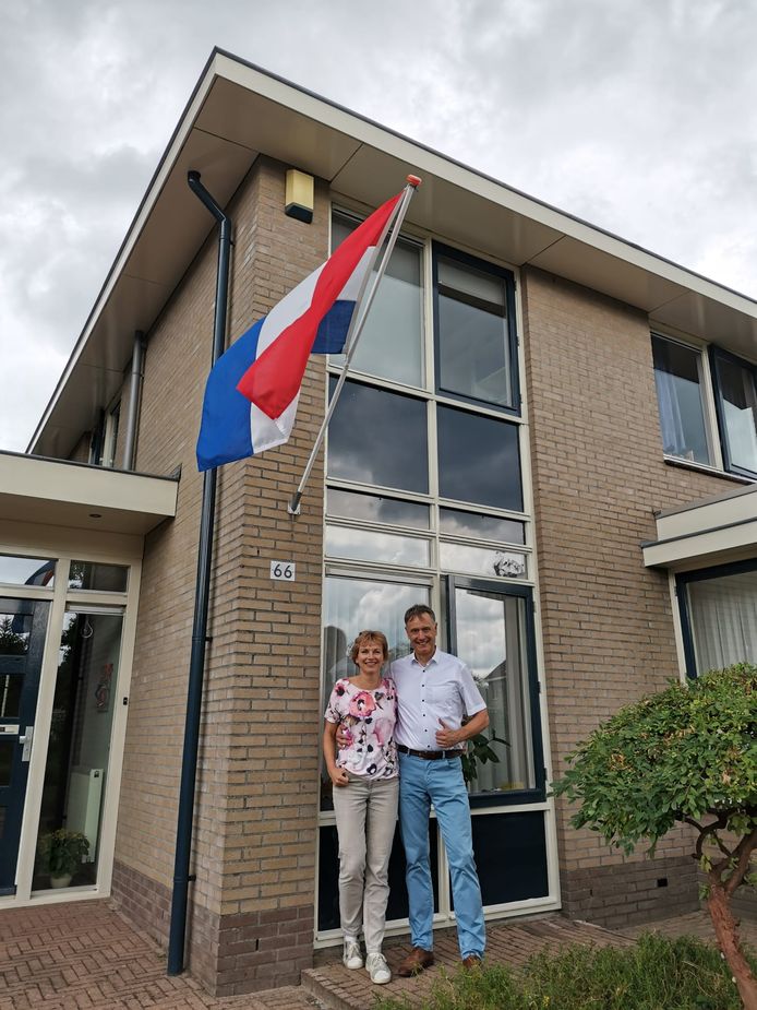 Annemarieke en Hans Broenink hangen de vlag uit: zoon Stef heeft met de dubbel 2 mannenroeiploeg olympisch zilver gepakt.