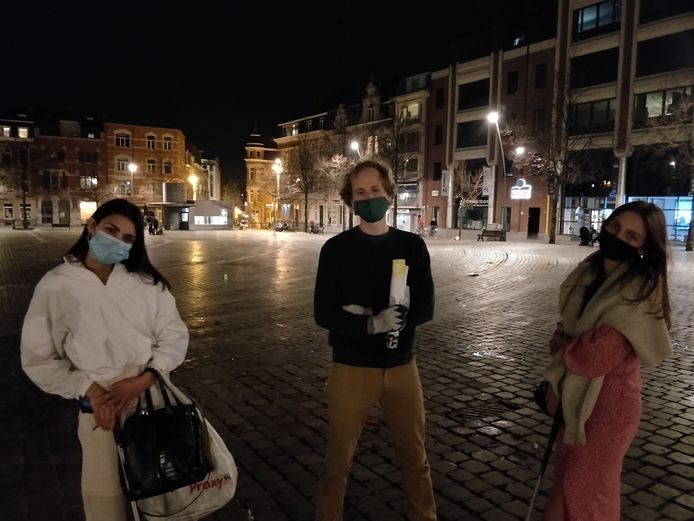 Leuvense Studenten Helpen Mee Ladeuzeplein Proper Maken Overgrote