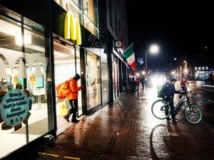 Dit is hoeveel Utrechters de avondklok steunen (en hoeveel er daadwerkelijk binnen blijven na 21:00 uur)